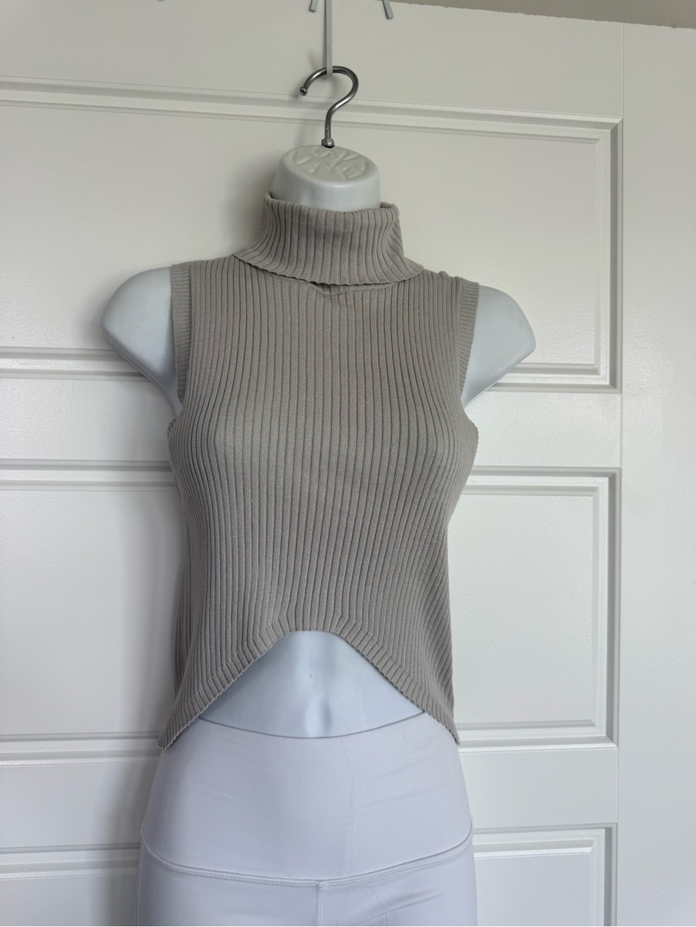 Forever 21 Sleeveless Ribbed Turtleneck Crop Sweater - Taupe